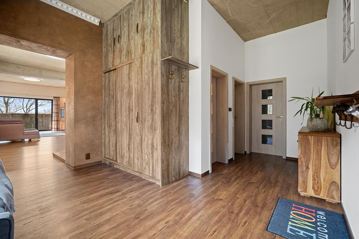 Prodej rodinného domu 370 m², pozemek 2324 m² – fotografie 4