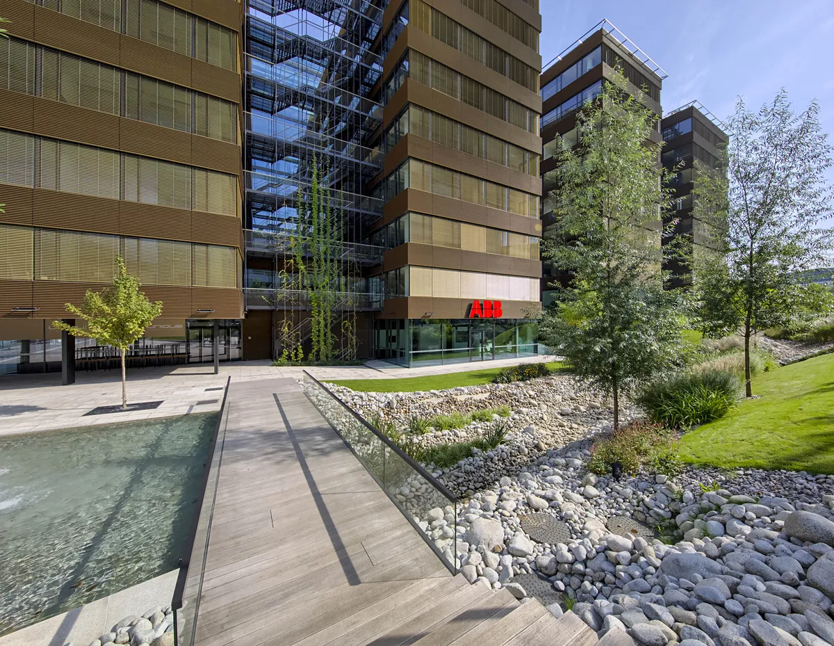 Pronájem kanceláře 915 m²