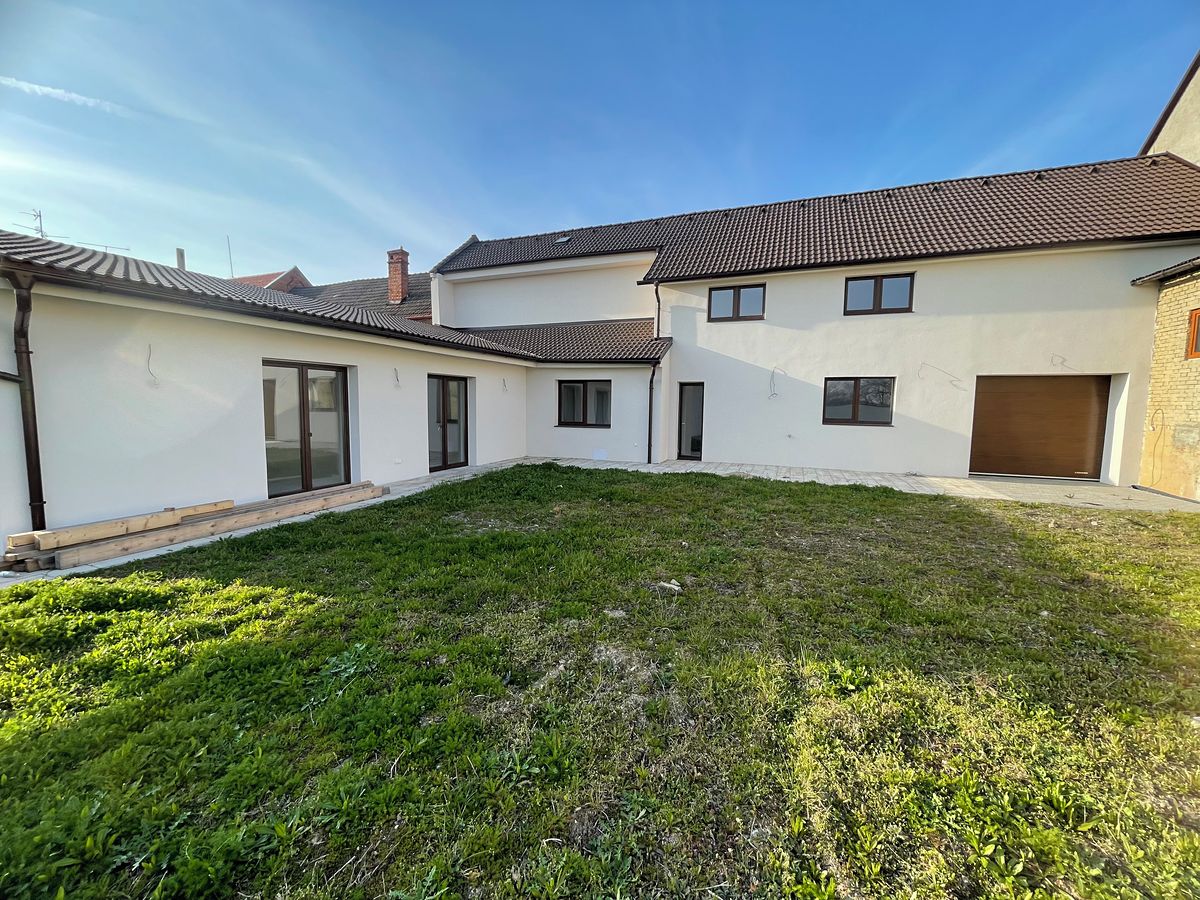 Prodej rodinného domu 230 m², pozemek 694 m²