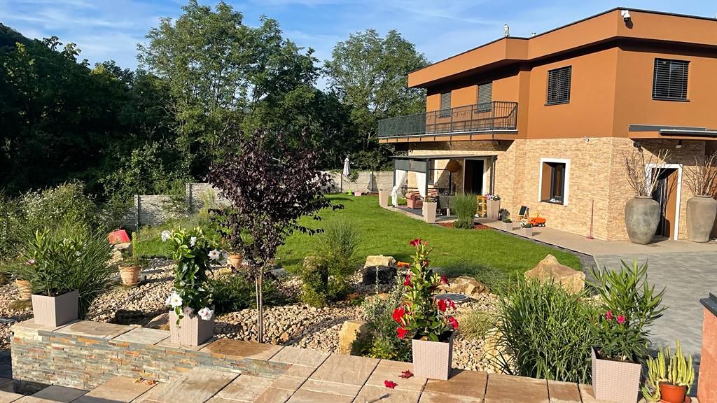 Prodej rodinného domu 370 m², pozemek 2324 m² – fotografie 2