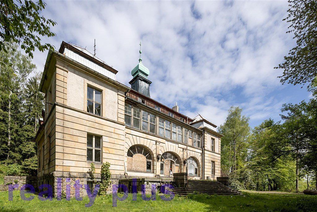Prodej rodinného domu 1000 m², pozemek 8208 m²