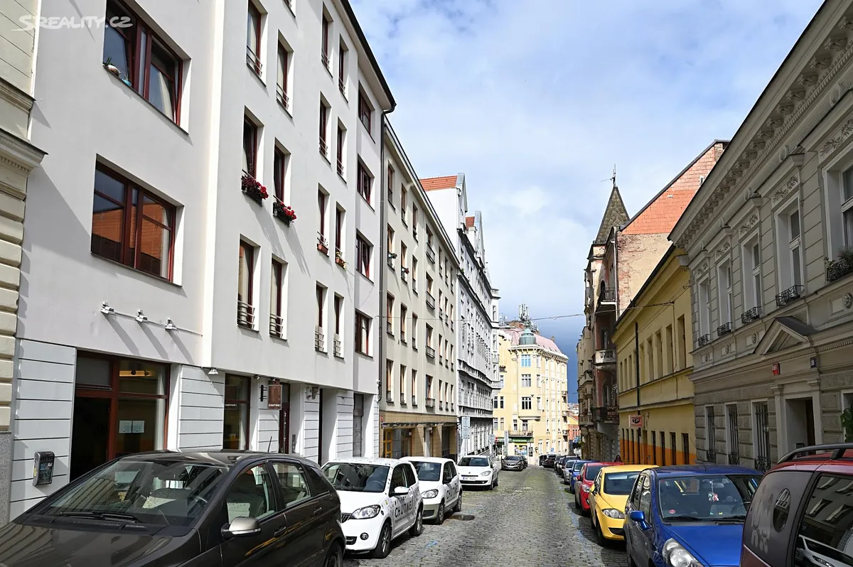 Pronájem garážového stání 10 m² – pohled 3