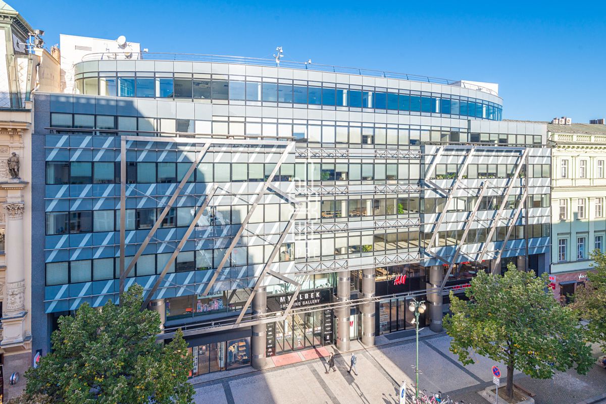 Pronájem kanceláře 674 m²