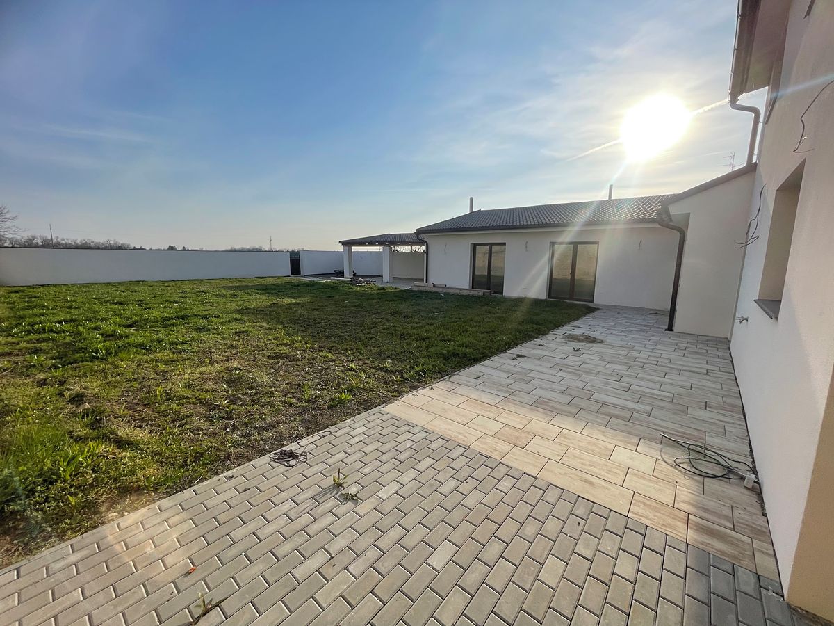 Prodej rodinného domu 230 m², pozemek 694 m² – fotografie 2