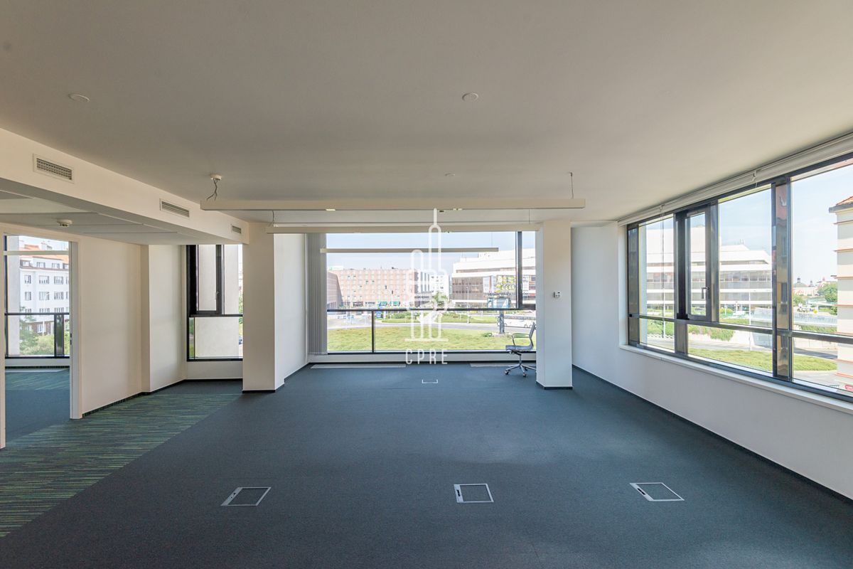 Pronájem kanceláře 458 m² – fotografie 2