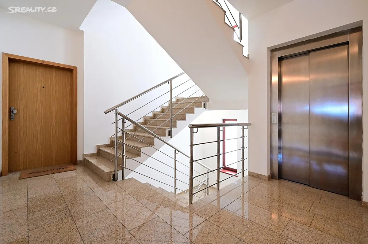 Pronájem garážového stání 10 m² – pohled 2