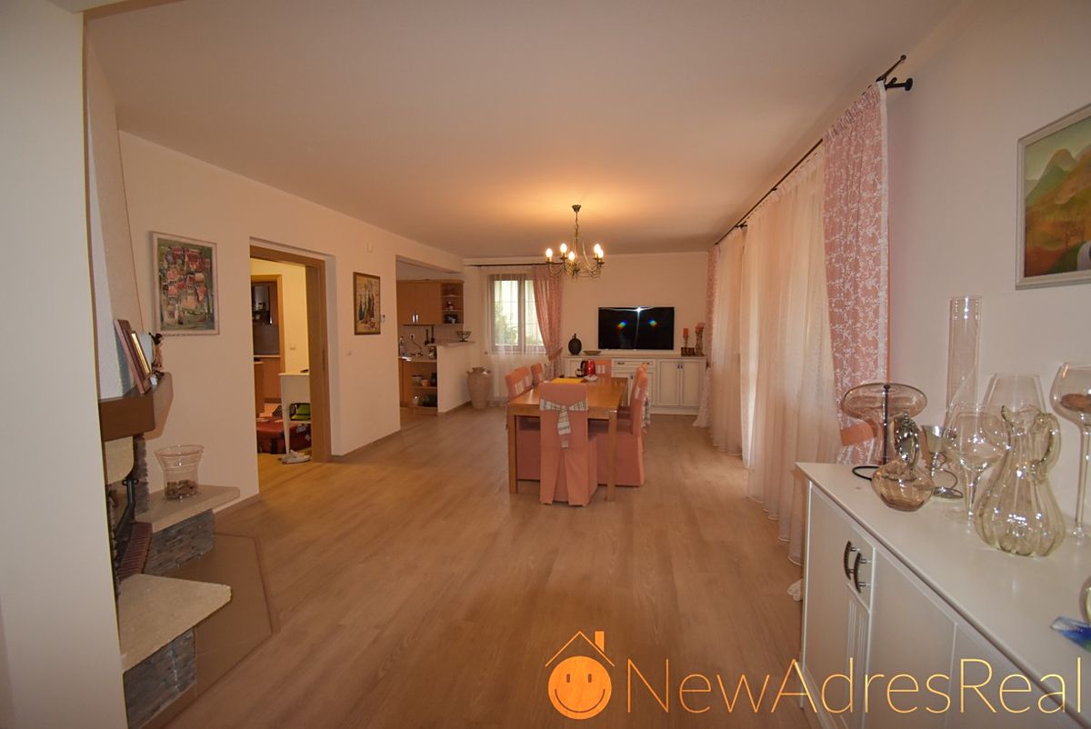 Prodej vily 220 m², pozemek 900 m² – fotografie 2