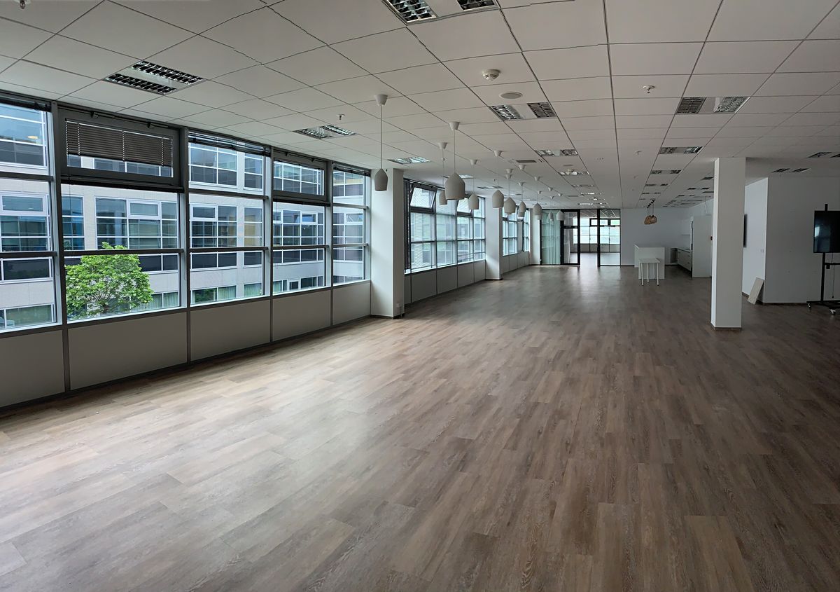 Pronájem kanceláře 1233 m² – fotografie 2