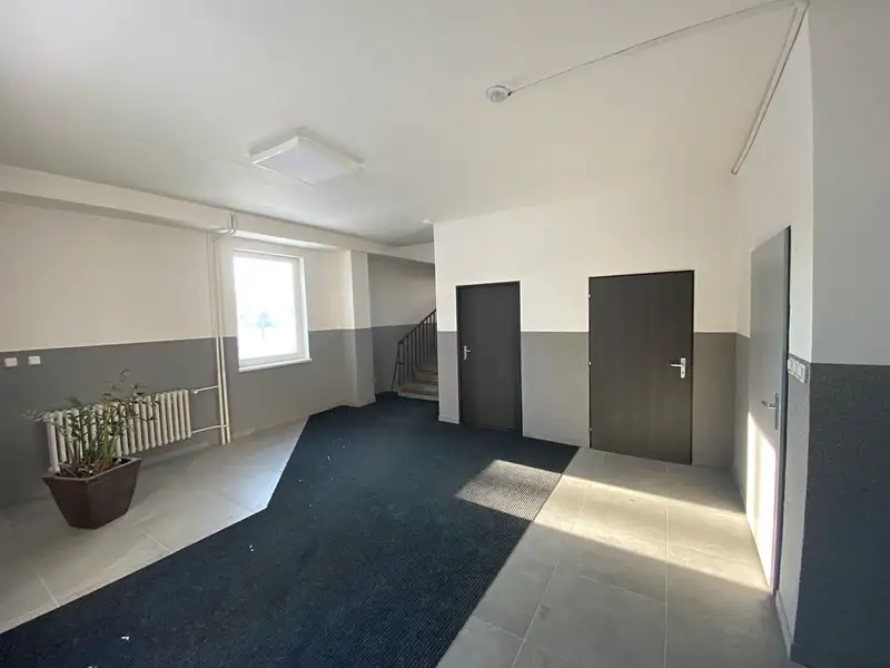 Pronájem kanceláře 30 m², Dalovice – náhled fotky 1