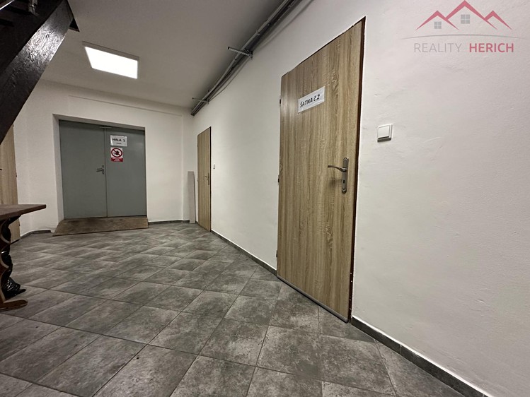 Pronájem komerčního prostoru, 1 200 m² (26 z 33)