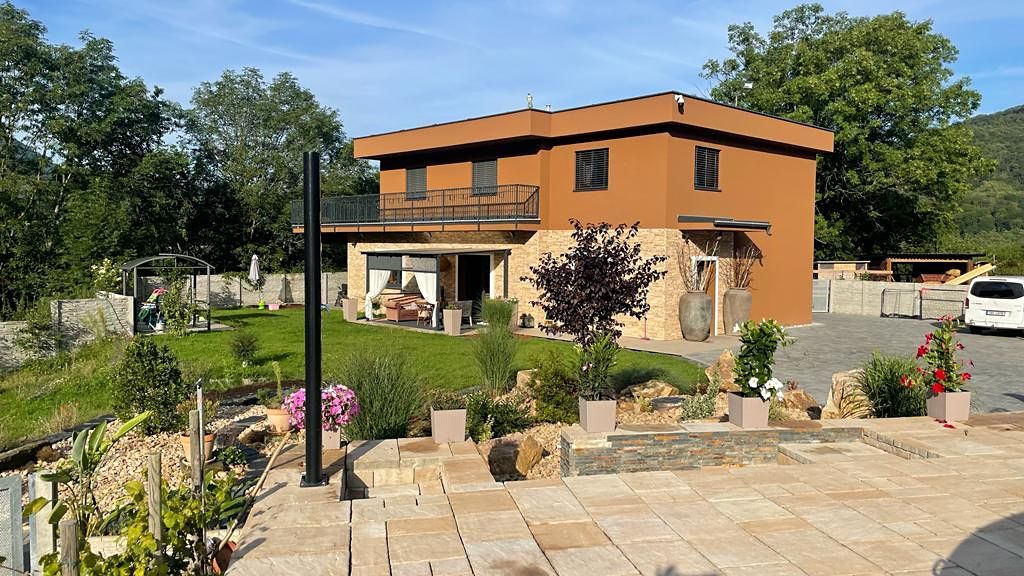 Prodej rodinného domu 370 m², pozemek 2324 m²