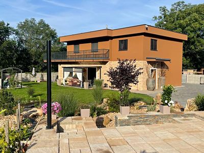 Prodej rodinného domu 370 m², pozemek 2324 m²