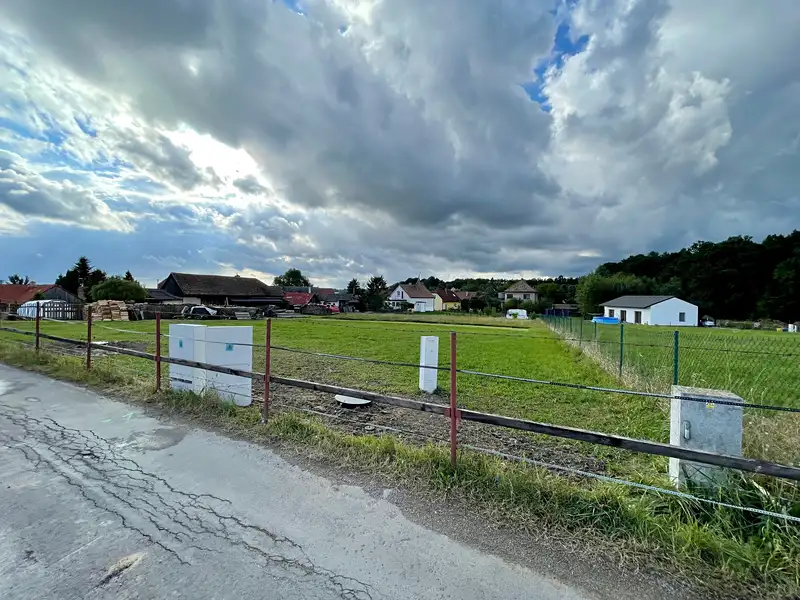 Prodej stavebního pozemku 1047 m², Holice – náhled fotky 1