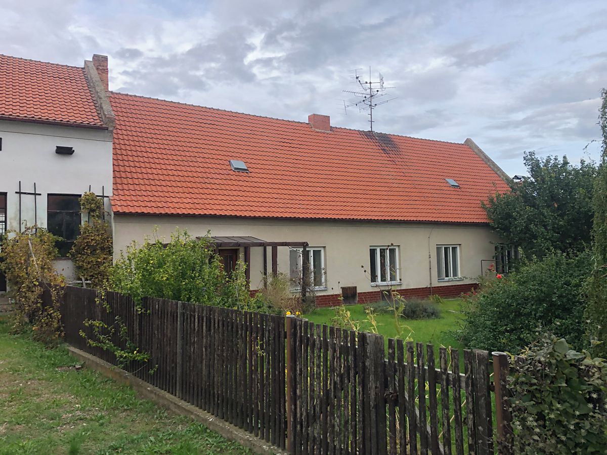 Prodej rodinného domu 1000 m², pozemek 1734 m²