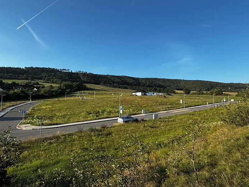 Prodej stavebního pozemku 928 m², Králův Dvůr – náhled fotky 1