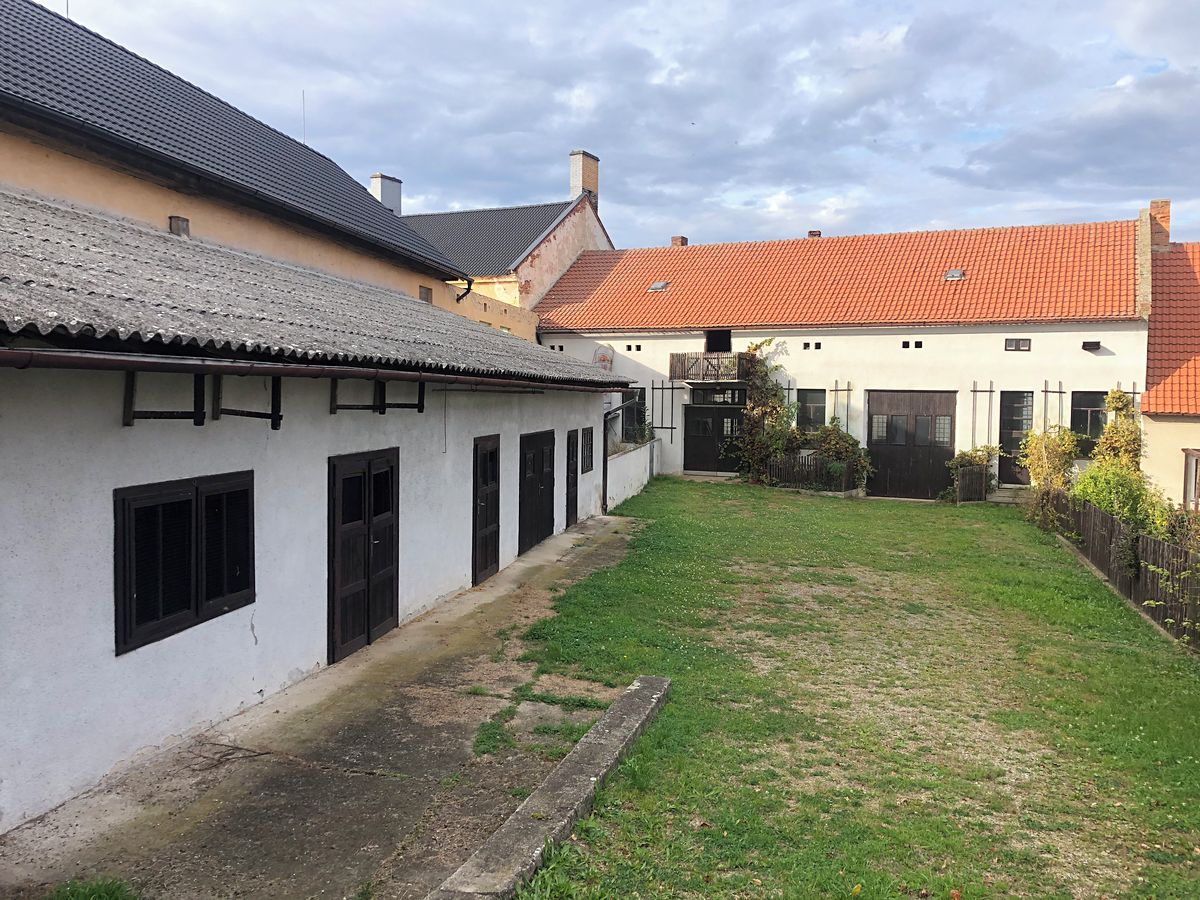Prodej rodinného domu 1000 m², pozemek 1734 m² – fotografie 2