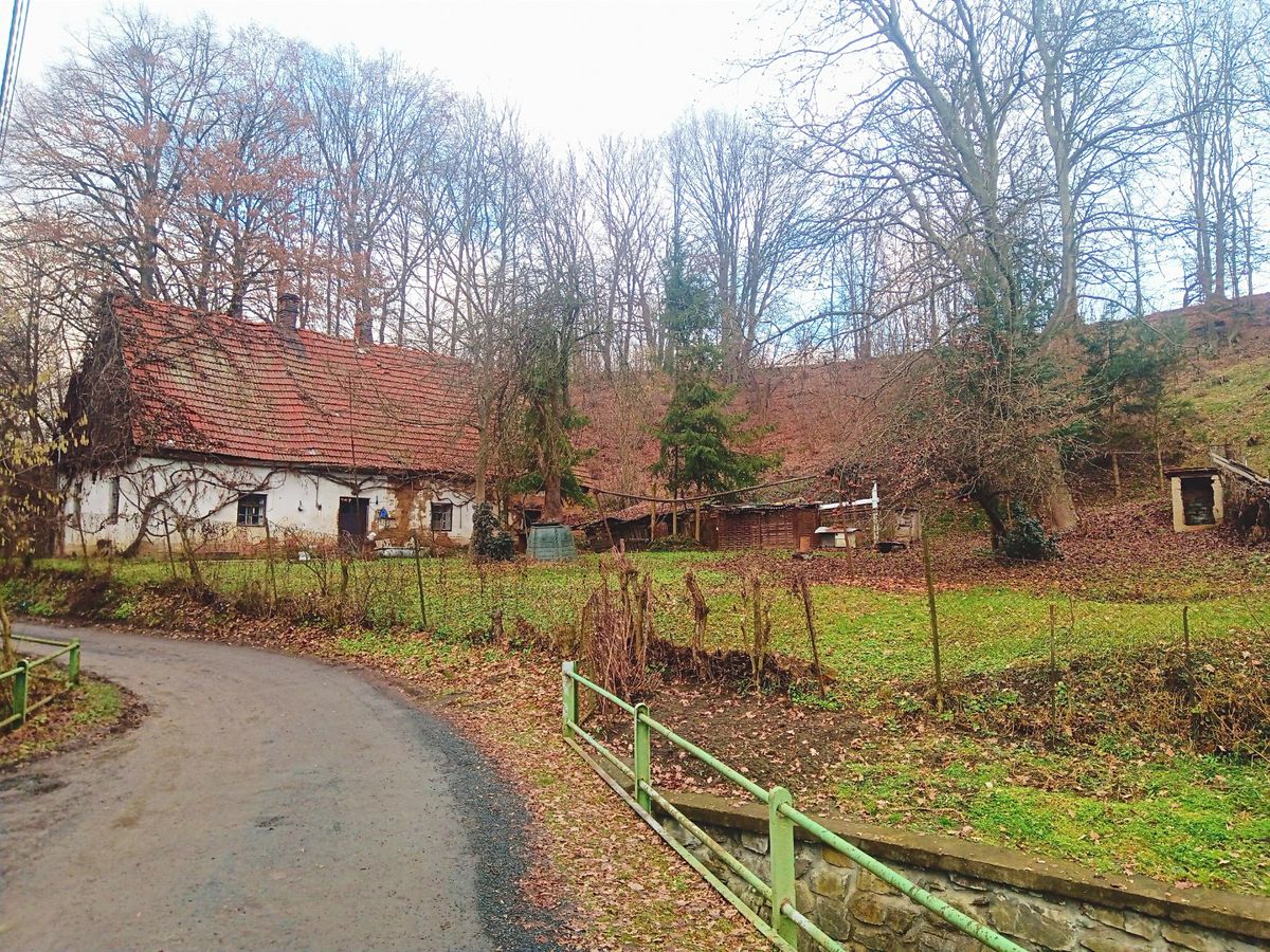 Prodej stavebního pozemku 2240 m² – fotografie 2