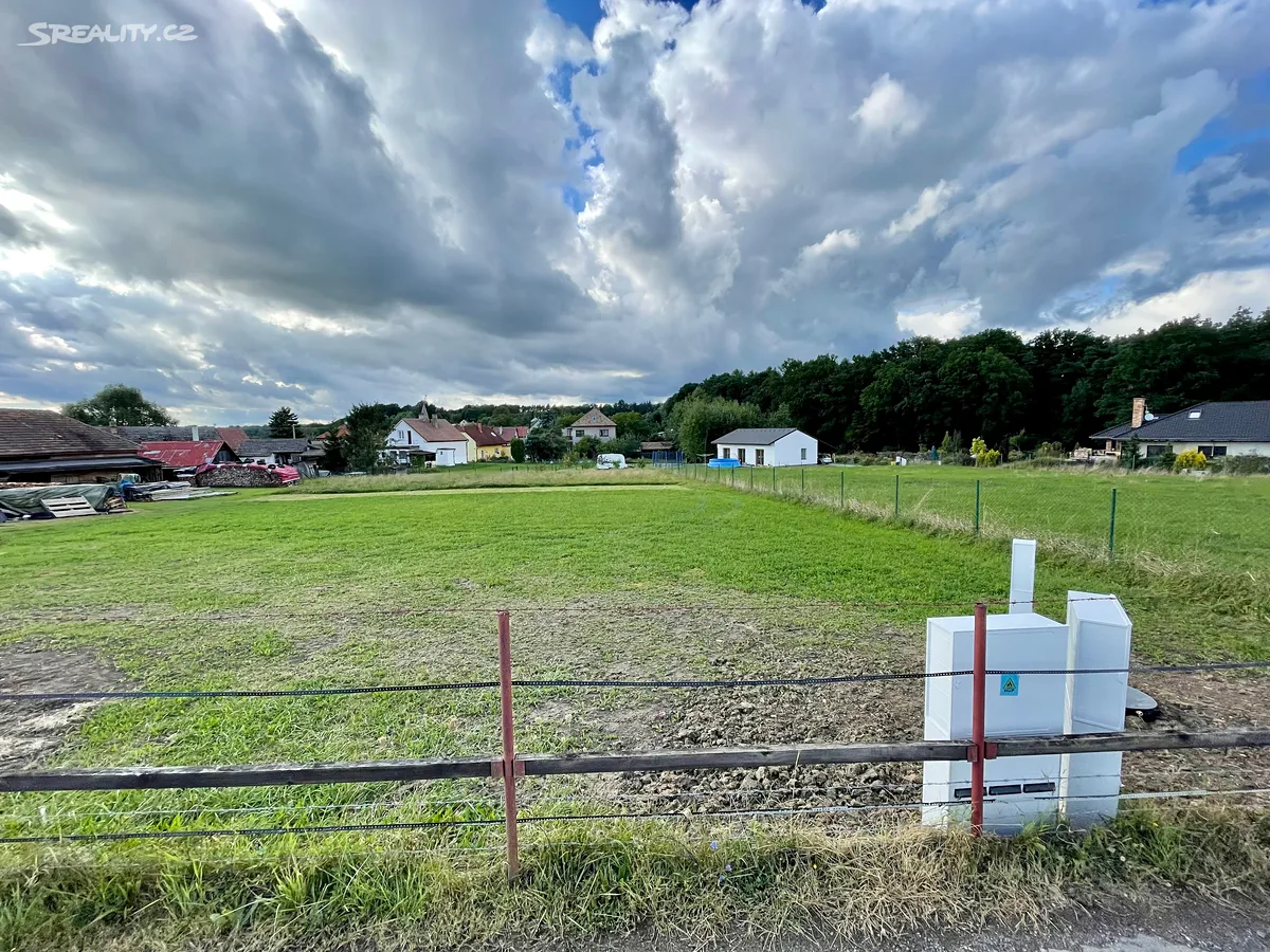 Prodej stavebního pozemku 1047 m² – pohled 3