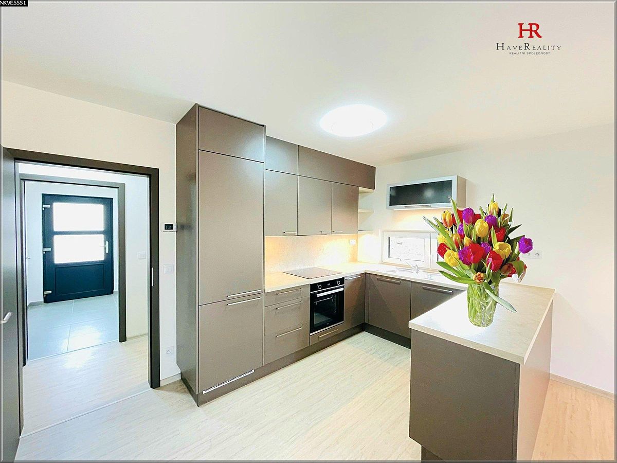 Prodej rodinného domu 106 m², pozemek 813 m² – fotografie 2