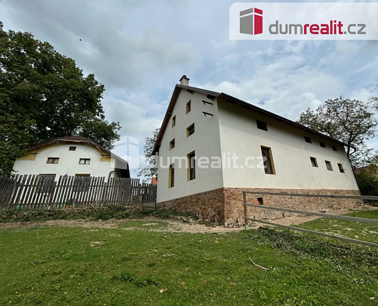Prodej rodinného domu 240 m², pozemek 2614 m²