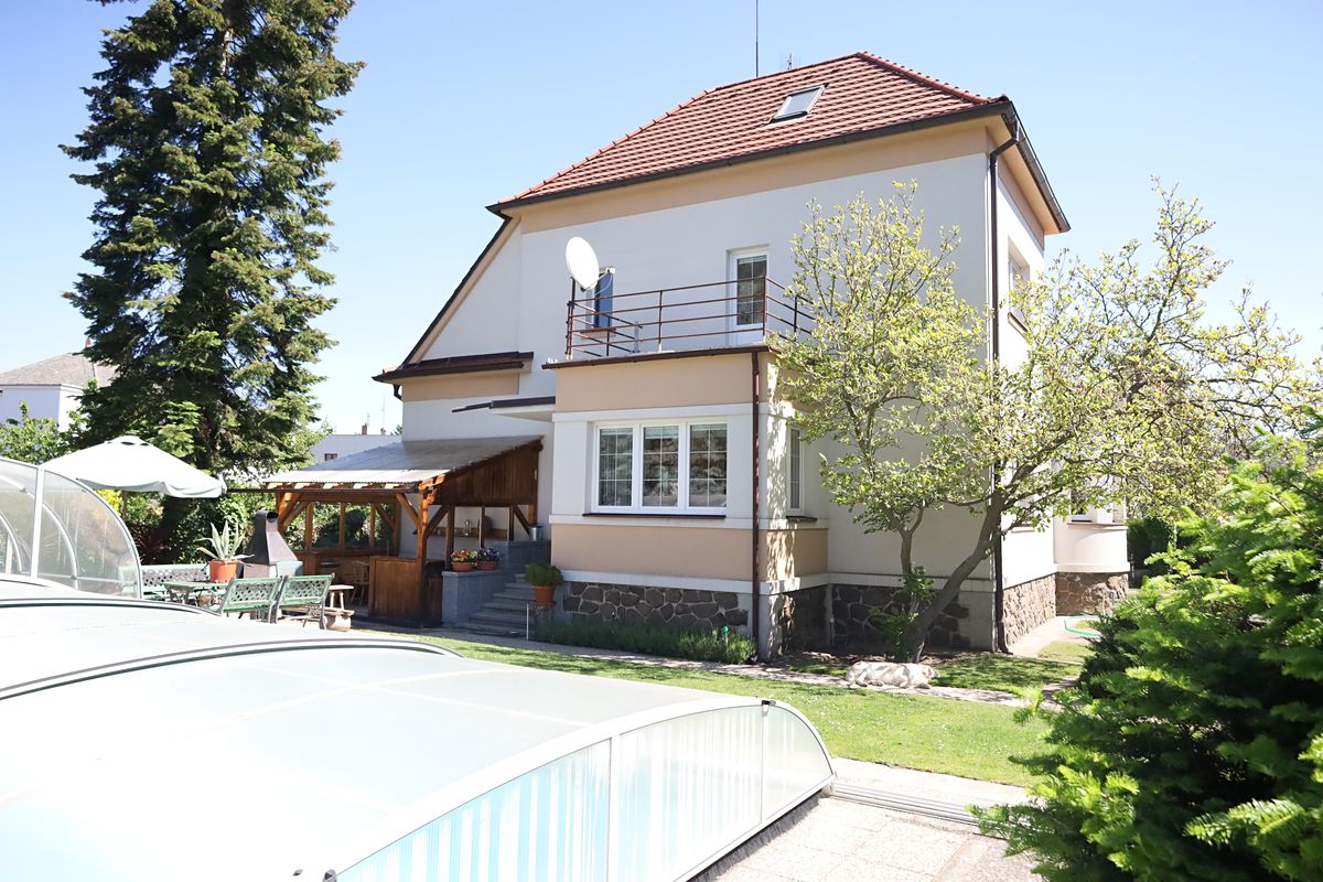 Prodej vily 280 m², pozemek 836 m² – fotografie 2