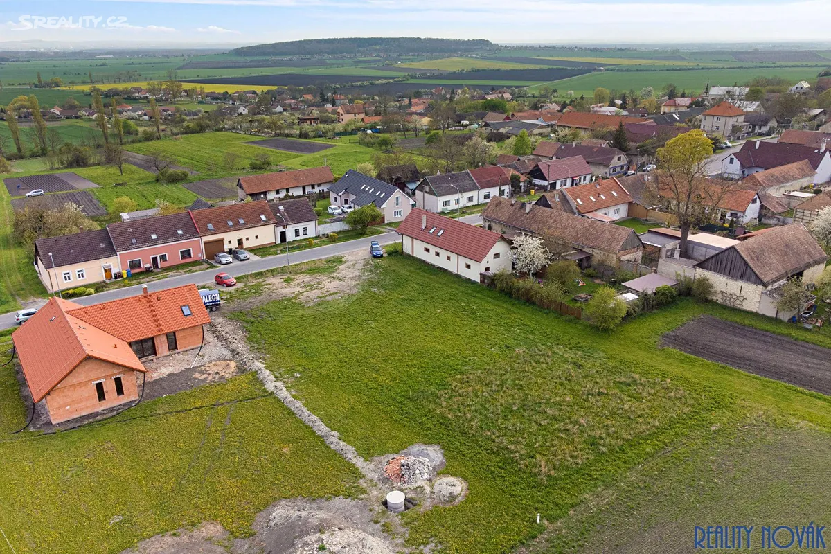 Prodej stavebního pozemku 1319 m² – pohled 2