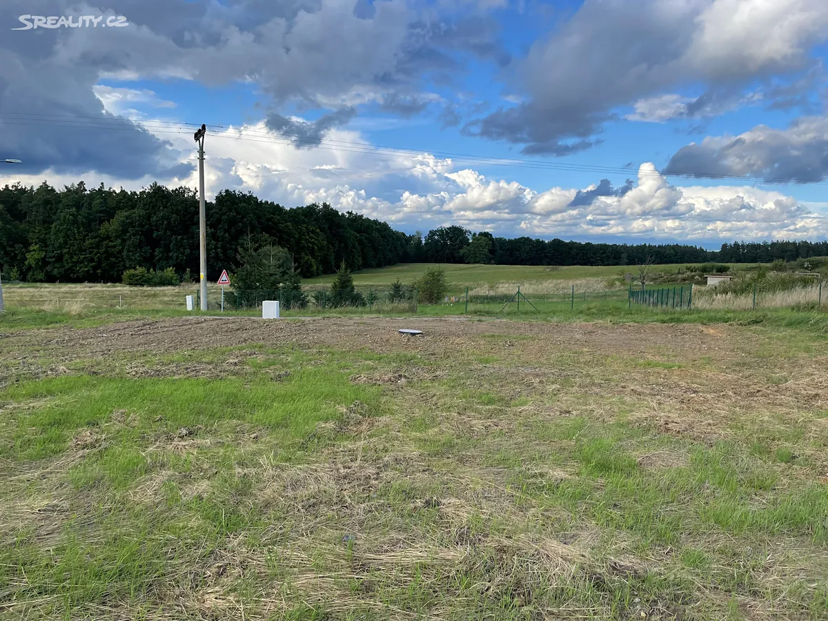 Prodej stavebního pozemku 1047 m² – pohled 2