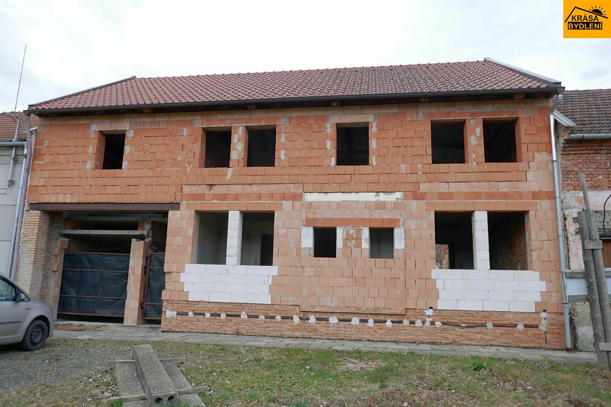 Prodej rodinného domu 350 m², pozemek 1252 m² – fotografie 2