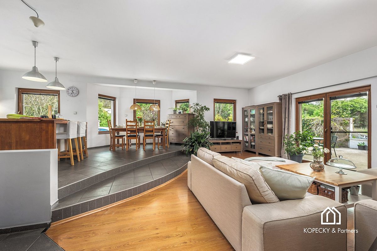 Prodej rodinného domu 252 m², pozemek 1208 m² – fotografie 2