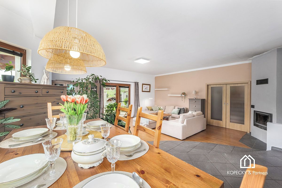 Prodej rodinného domu 252 m², pozemek 1208 m² – fotografie 3