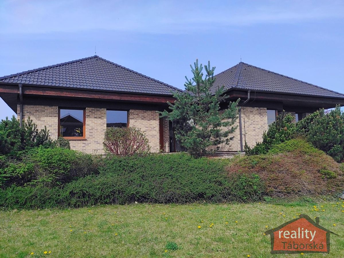 Prodej rodinného domu 360 m², pozemek 2025 m²