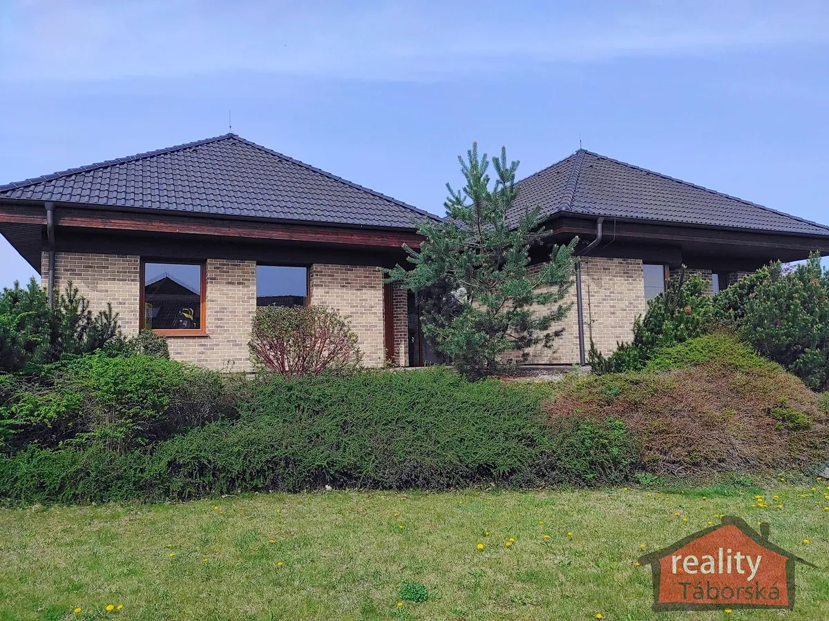 Prodej rodinného domu 360 m², pozemek 2025 m²