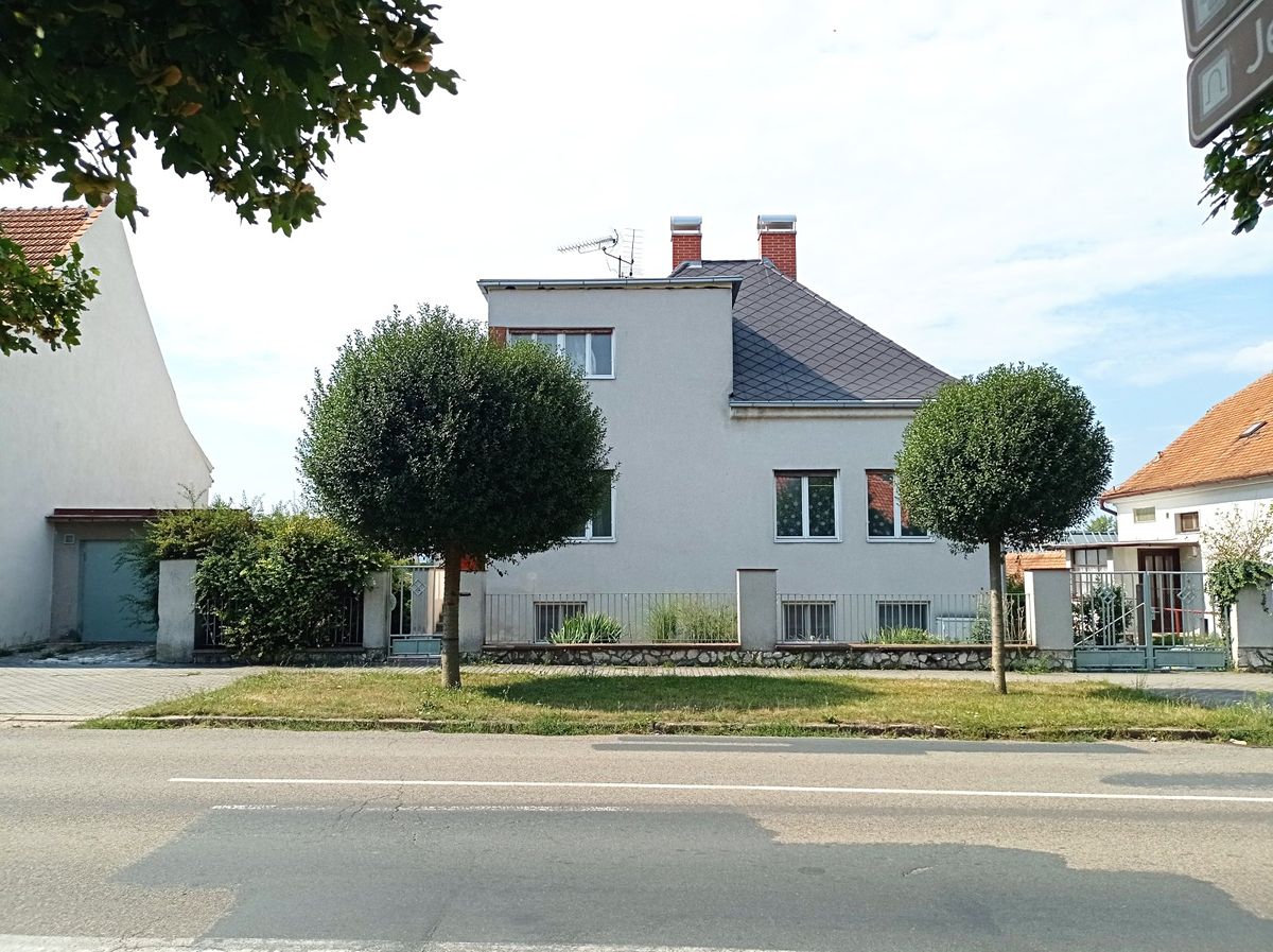 Prodej vily 200 m², pozemek 844 m² – fotografie 2