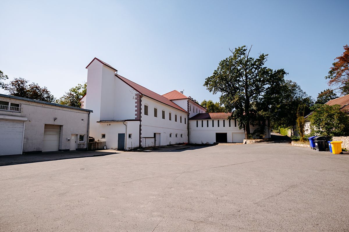 Prodej výrobní haly, prostoru 4900 m²