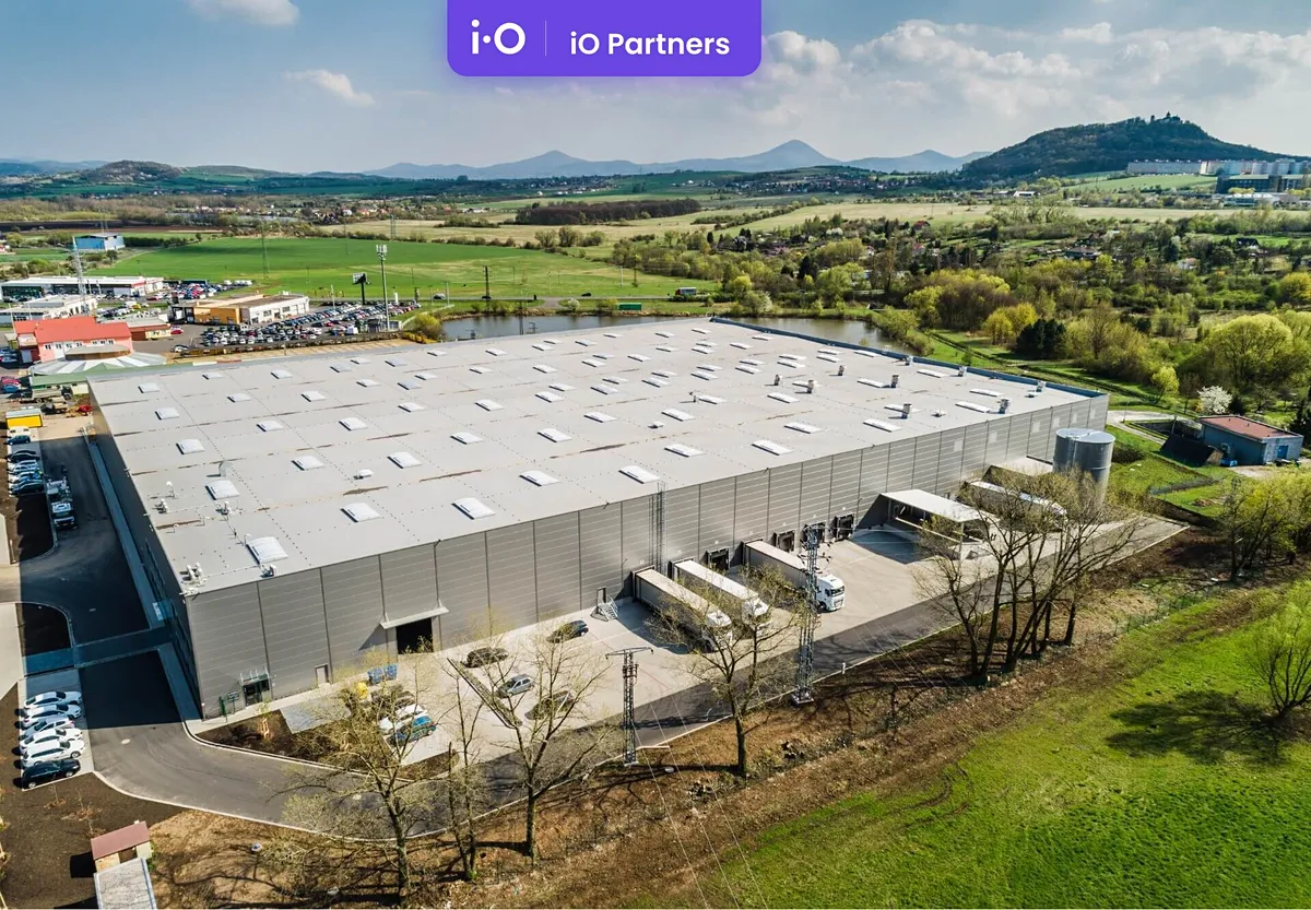 Pronájem skladového prostoru 2200 m²