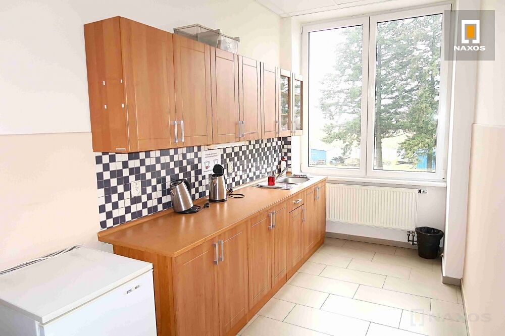 Pronájem kanceláře 300 m² – fotografie 5