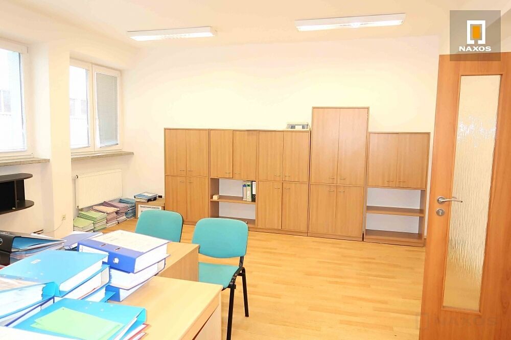 Pronájem kanceláře 300 m² – fotografie 3