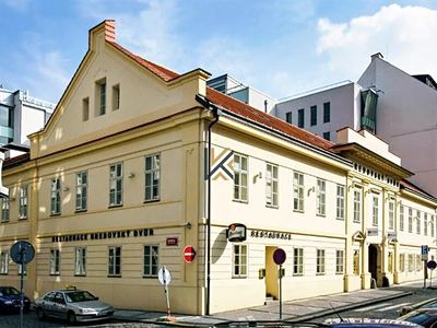 Pronájem kanceláře 300 m²