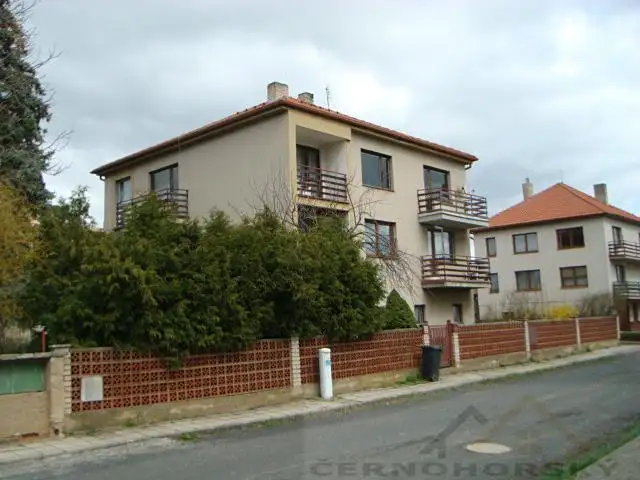 Prodej rodinného domu 400 m², pozemek 860 m², Kněževes – náhled fotky 1