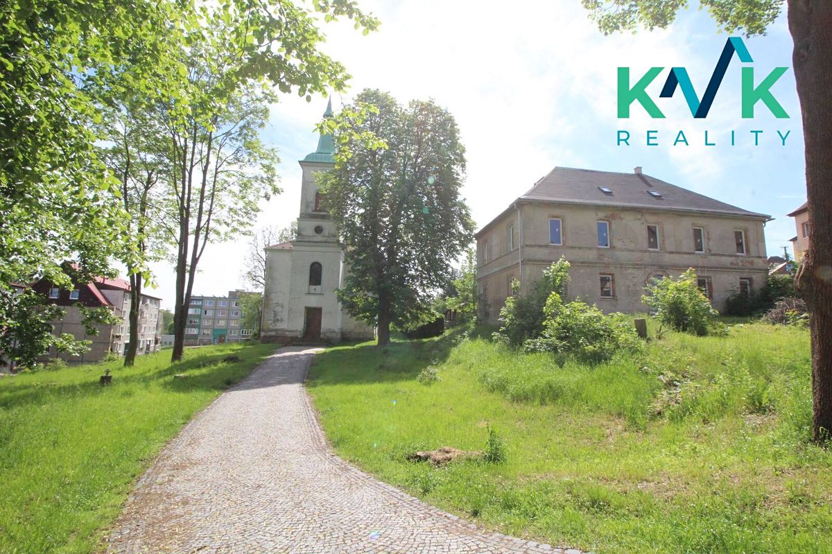 Prodej rodinného domu 360 m², pozemek 635 m² – fotografie 2