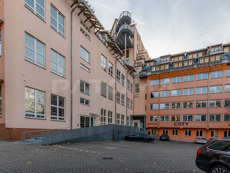 Pronájem komerčního prostoru, 215 m² (1 z 16)
