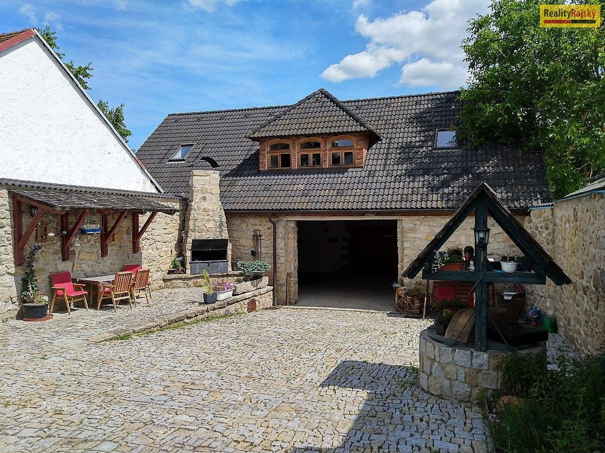 Prodej rodinného domu 560 m², pozemek 1280 m² – fotografie 2