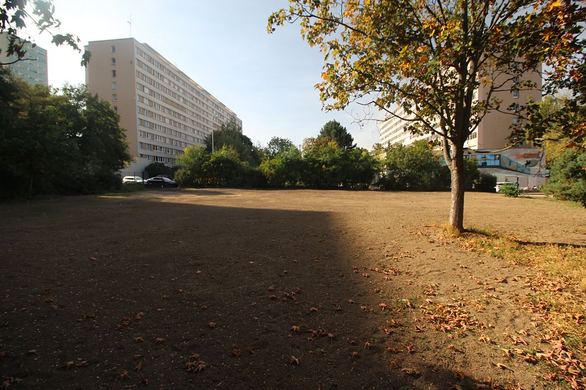 Prodej komerčního pozemku 2300 m²