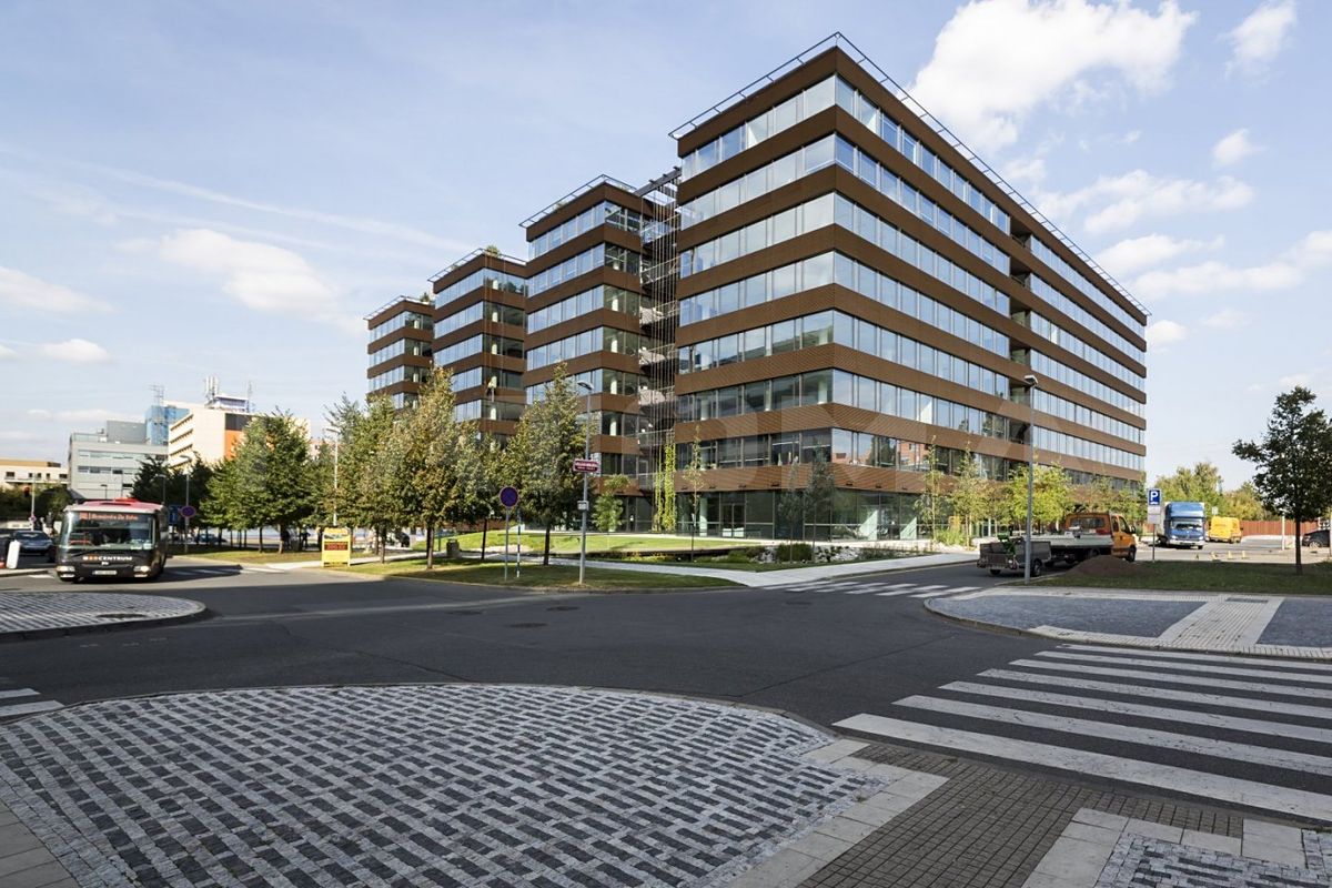 Pronájem kanceláře 600 m²