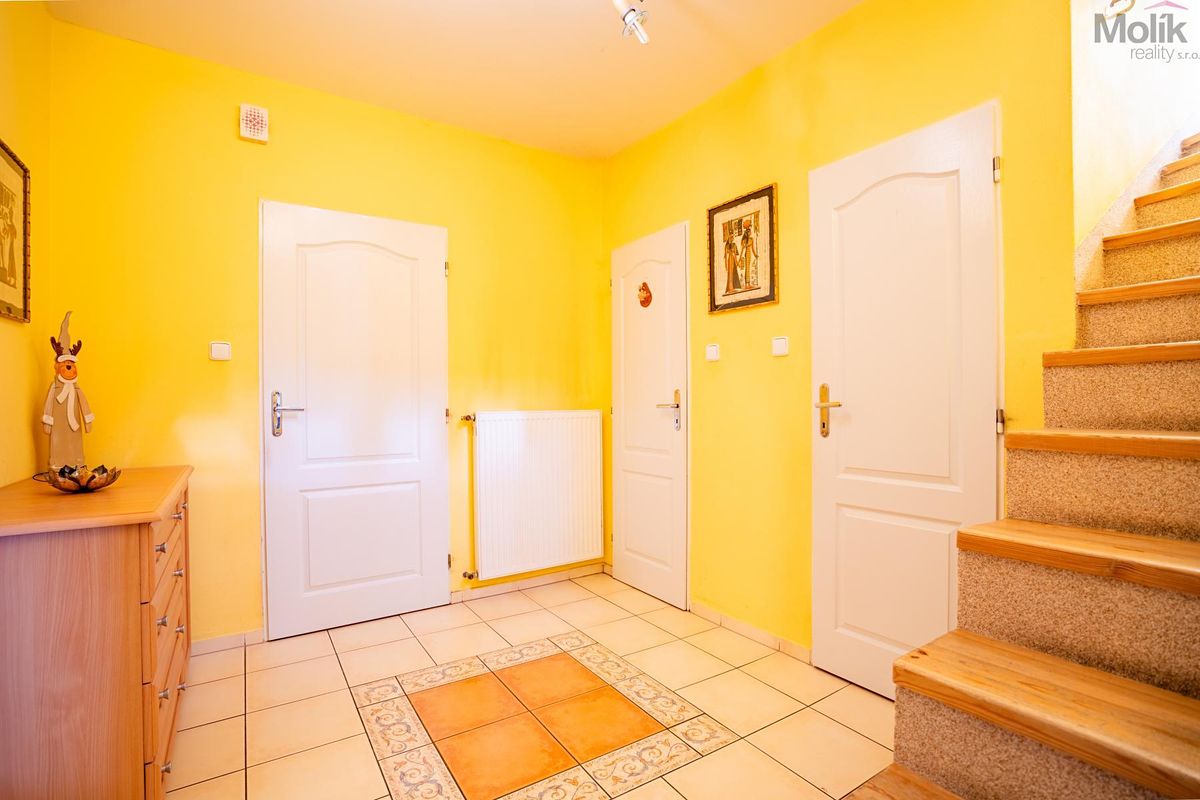 Prodej rodinného domu 200 m², pozemek 989 m² – fotografie 5