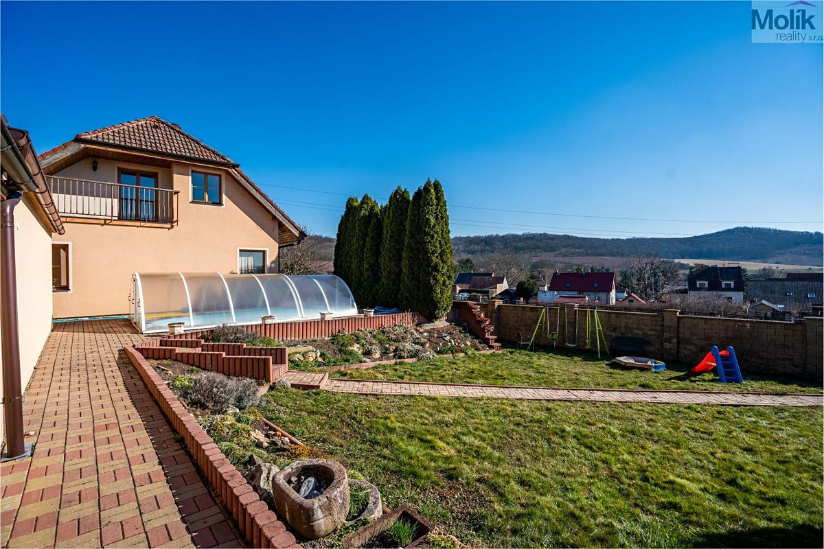 Prodej rodinného domu 200 m², pozemek 989 m²
