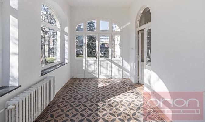 Pronájem rodinného domu 827 m², pozemek 8770 m² – fotografie 3