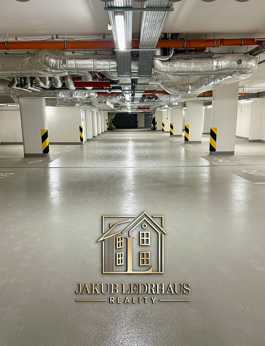 Pronájem garážového stání 15 m²
