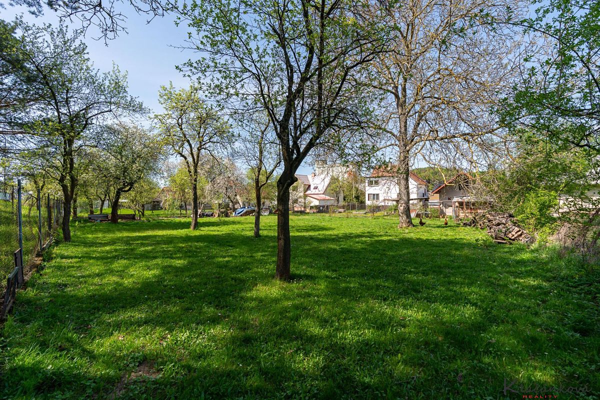 Prodej stavebního pozemku 1068 m² – fotografie 2