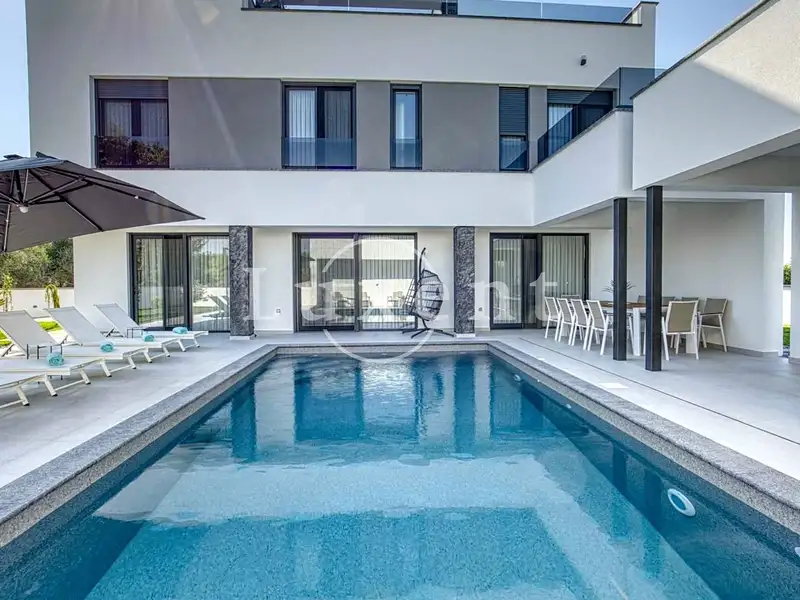 Prodej vily 234 m², pozemek 761 m², Zadar – náhled fotky 1